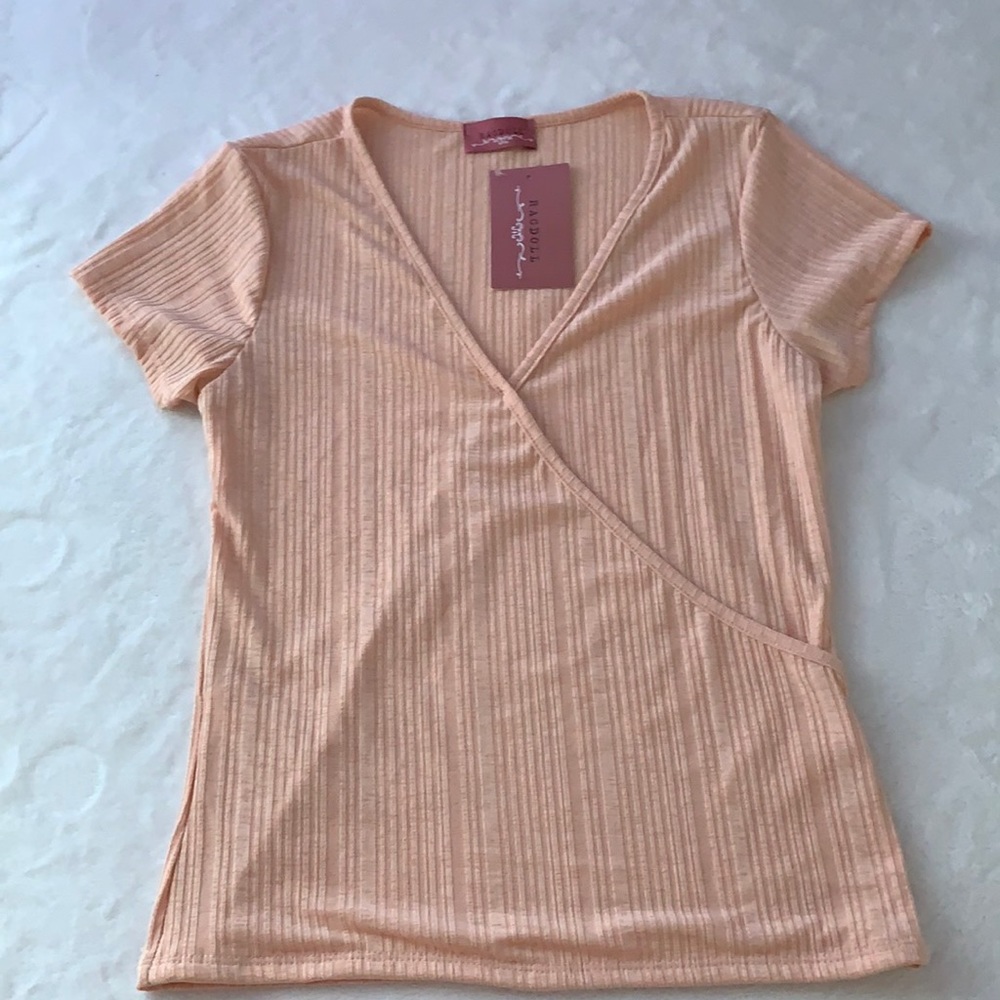 NWT Peach textured v neck short sleeve top medium